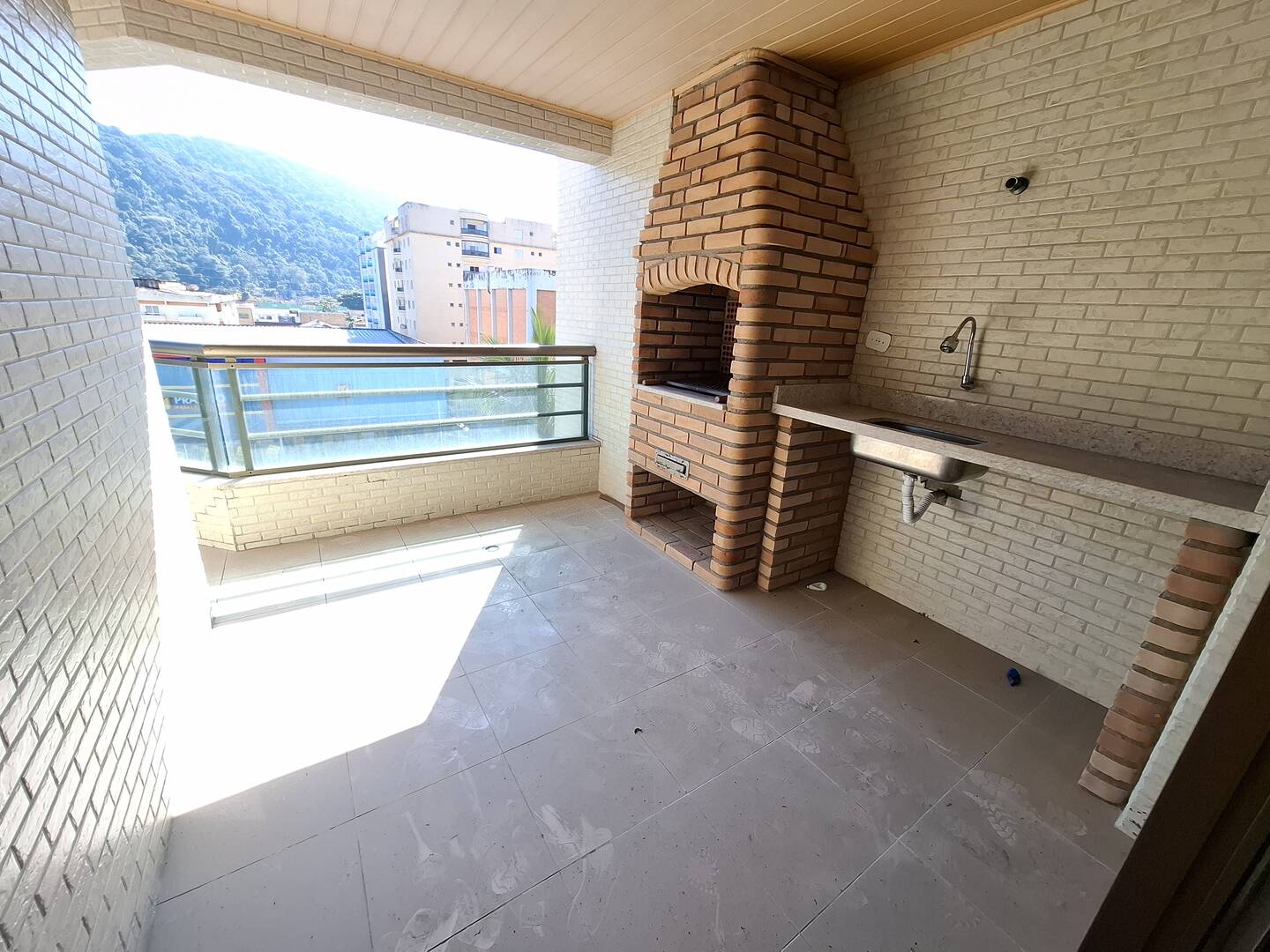 TERRAÇO COM CHURRASQUEIRA