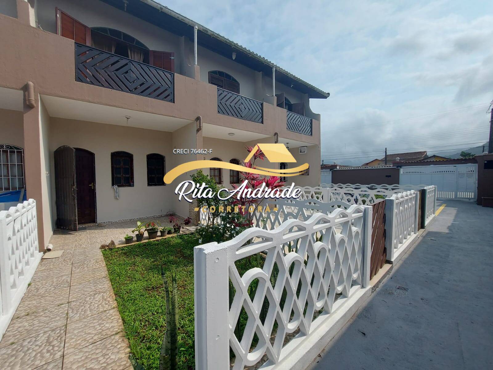 Sobrado 2 dorms em condomínio diferenciado 700m da praia