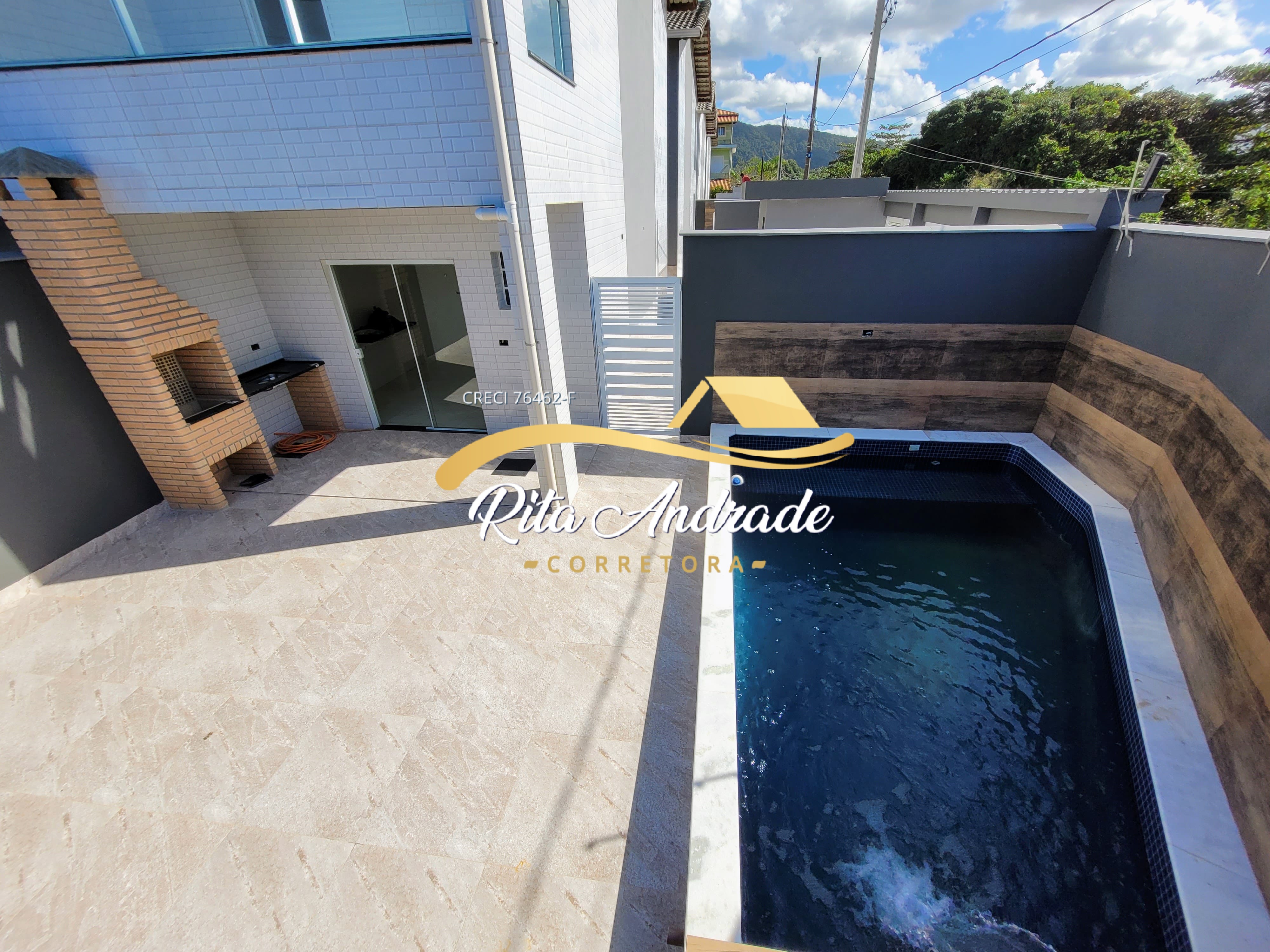 Sobrados novos com piscina individual em condomínio pertinho da praia
