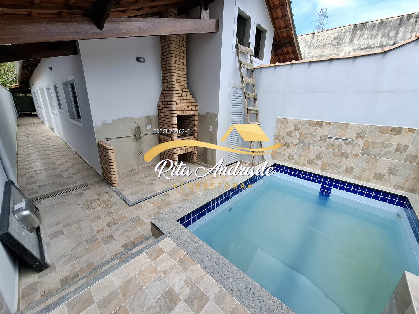 Casa nova 3 dormitórios com piscina a apenas 500m da praia