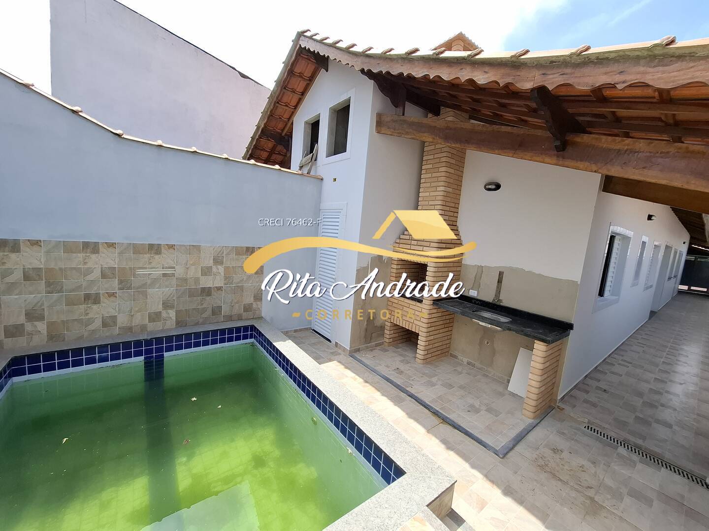 Casa nova 3 dormitórios com piscina a apenas 500m da praia