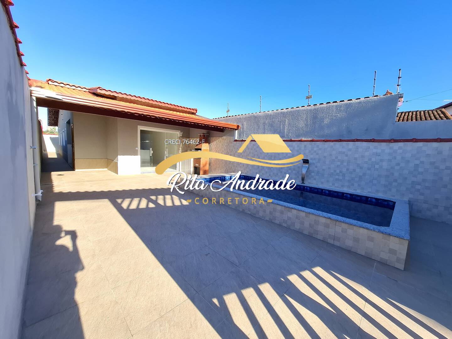 Linda casa lado praia com piscina - 3 dorms e muito espaço Confira