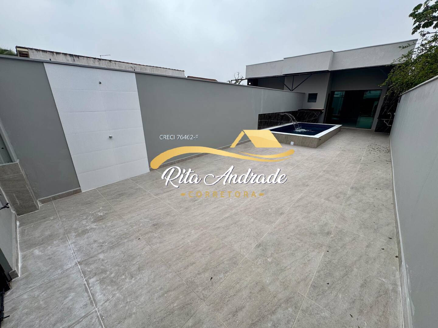 Casa nova com 3 dorms - ótimo espaço de lazer - 500m da praia