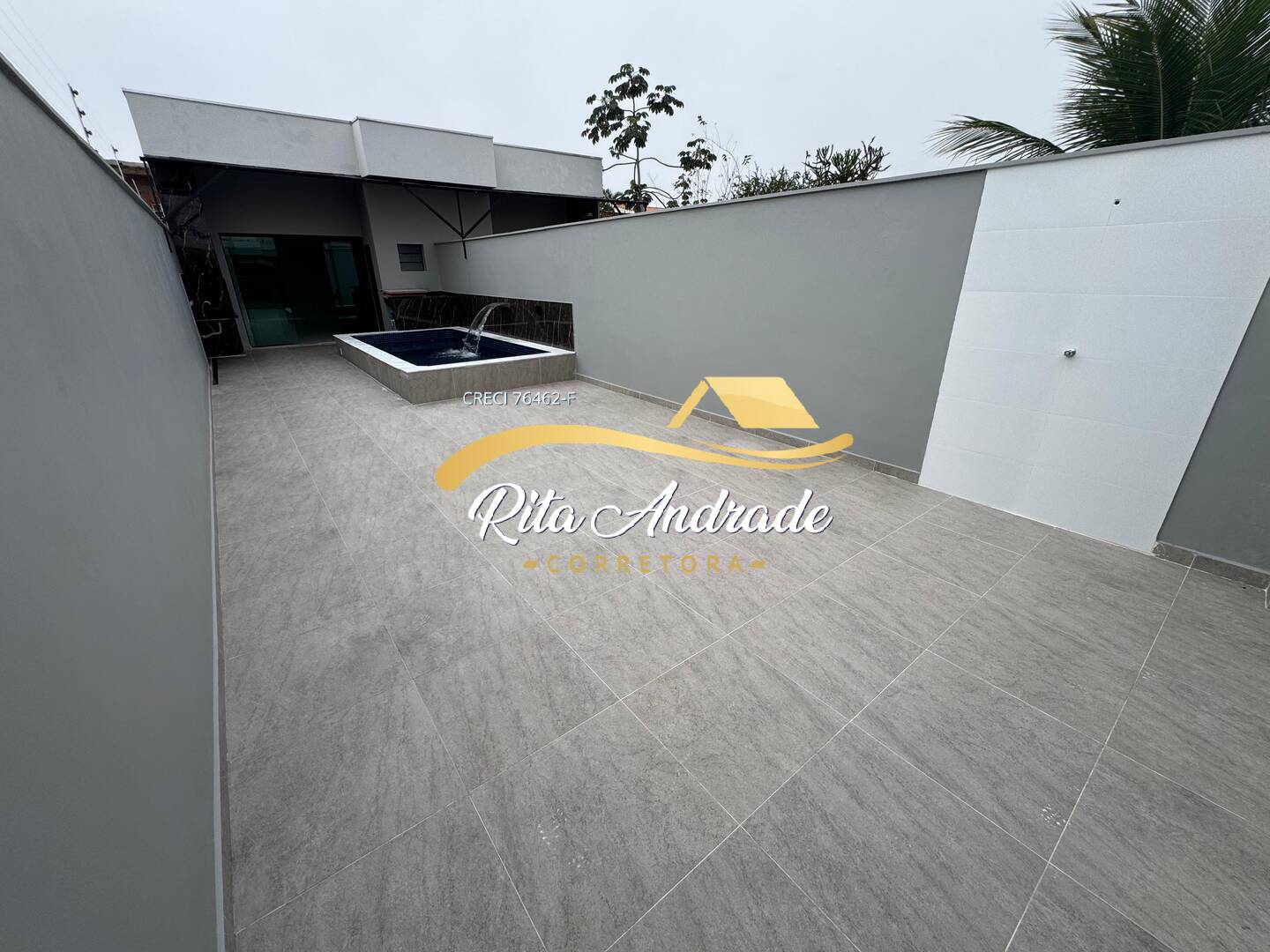Casa nova com 3 dorms - ótimo espaço de lazer - 500m da praia