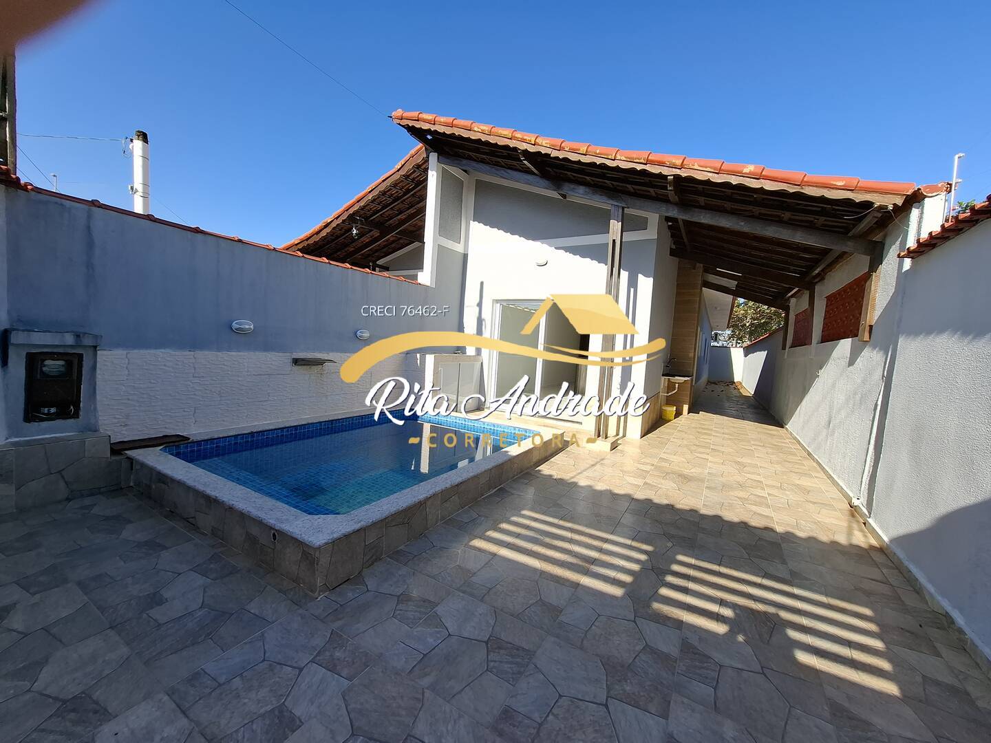 Casa nova com piscina 3 dormitórios lado praia